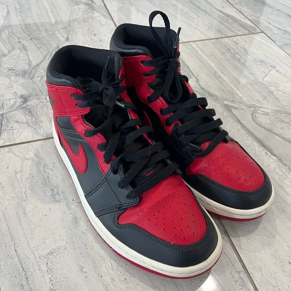 Jordan 1 Mid Bred Black Red White Men’s Size 9 Sneakers - Picture 1 of 10
